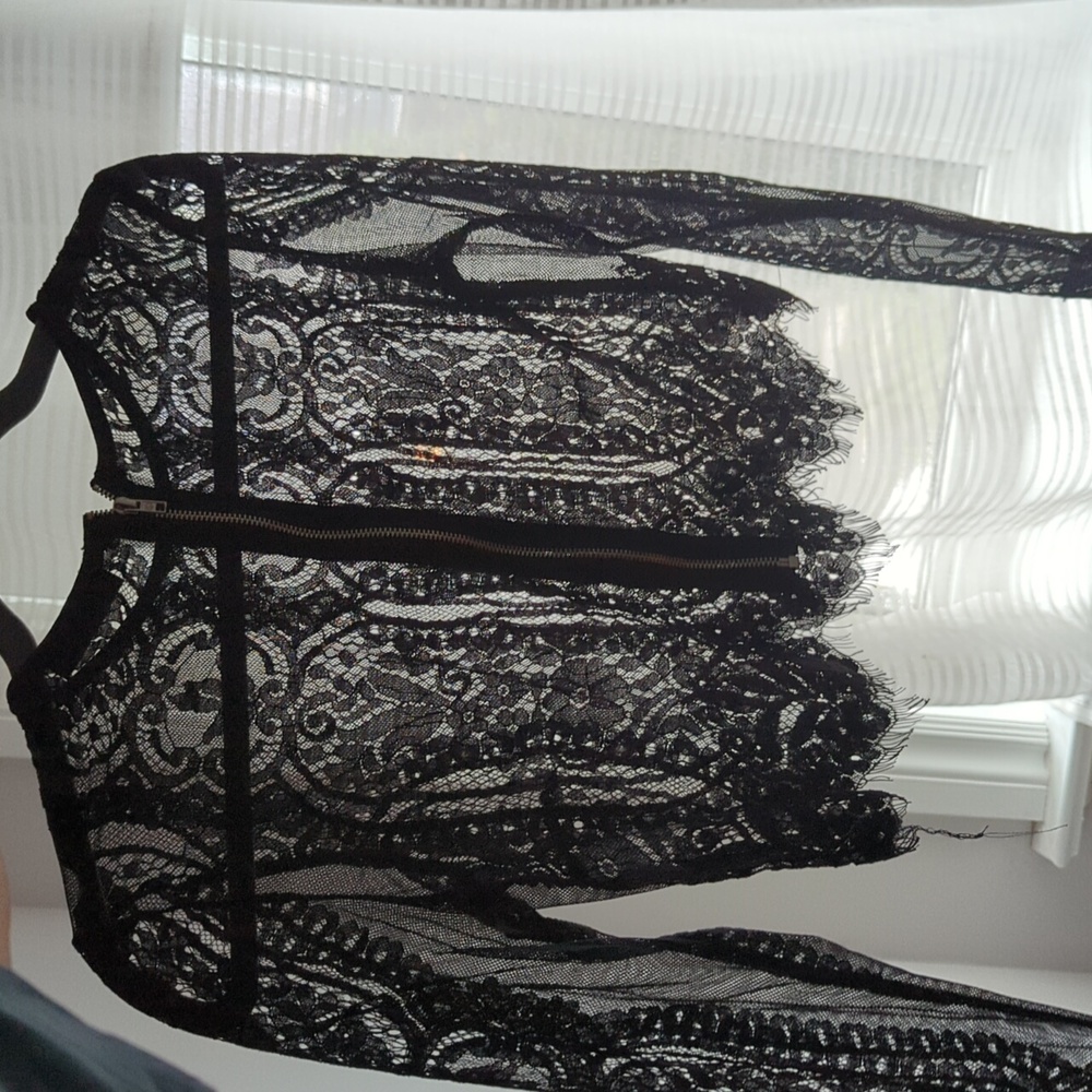 Long sleeve lace crop top